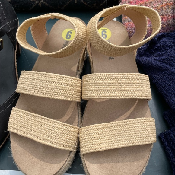 Sandals - Picture 3 of 3